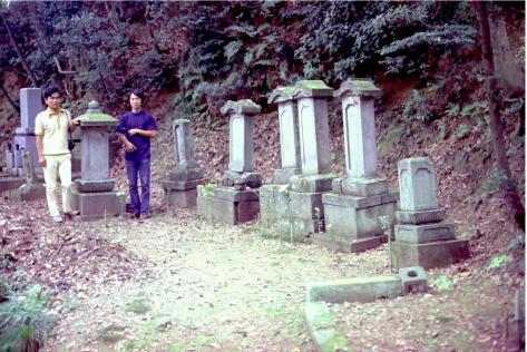 You can see the edge of the hillside off to left of Tosh-chan.